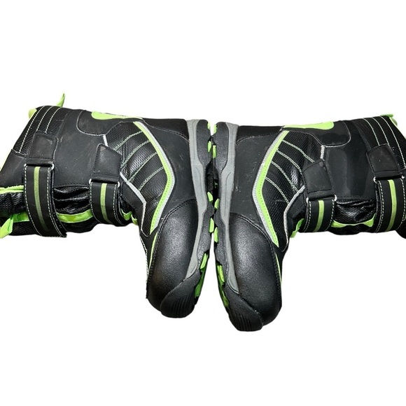 Totes “Seth” Style | PO# 210041508
Men’s Size 6 (fits Women’s 8.5) green black main image 9